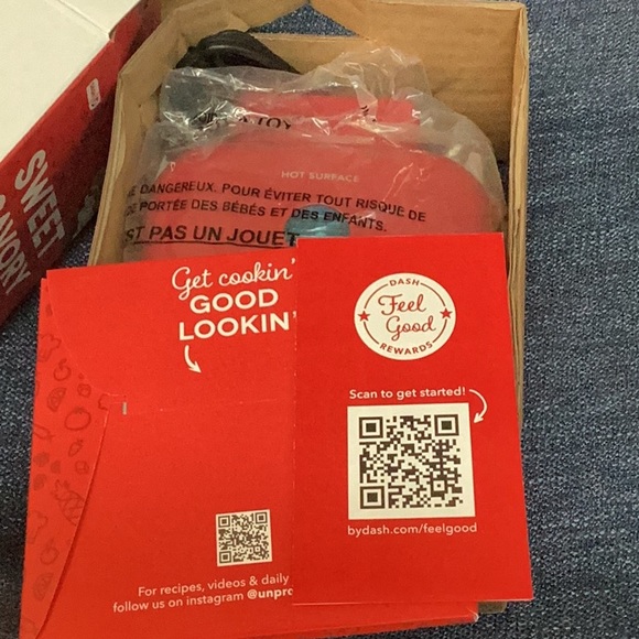 Dash Pocket Sandwich Maker. - red - new - opened box for picture - Picture 5 of 5